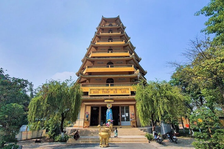 Exploring the Giac Lam Pagoda: A Spiritual Oasis in the Heart of the City