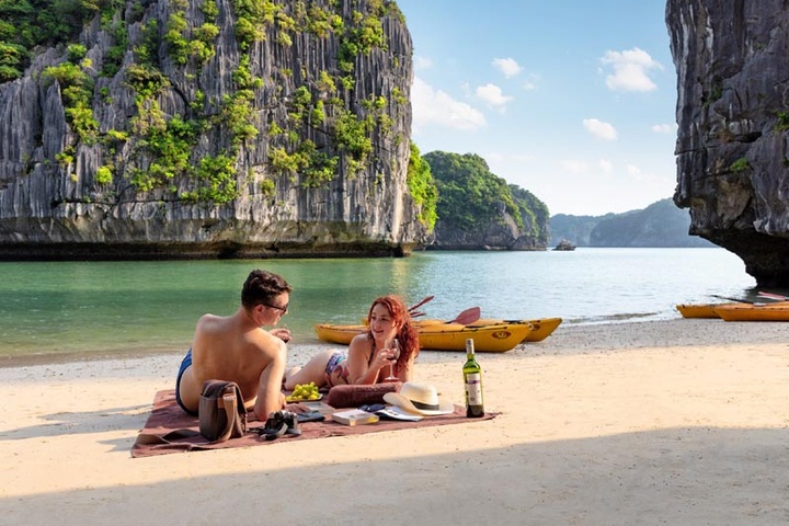Discover the Magic of Halong Bay, Vietnam: A Must-Take Tour