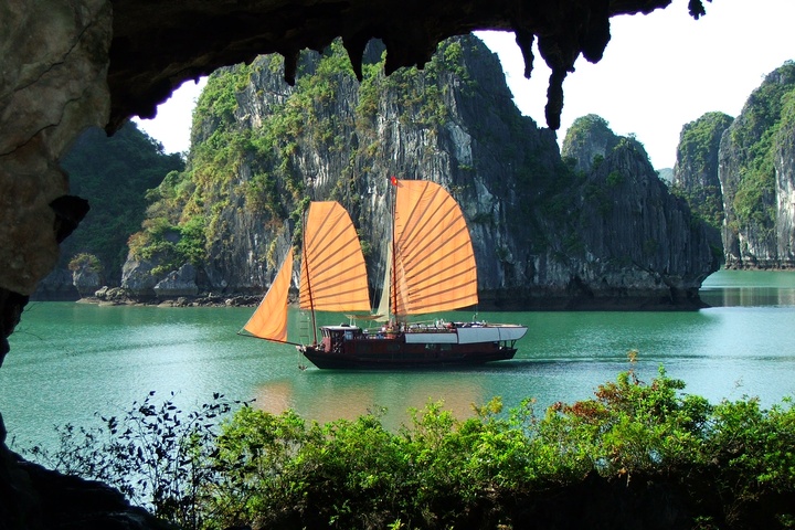 Halong Bay Vietnam: Explore the Stunning Beauty on a Memorable Tour