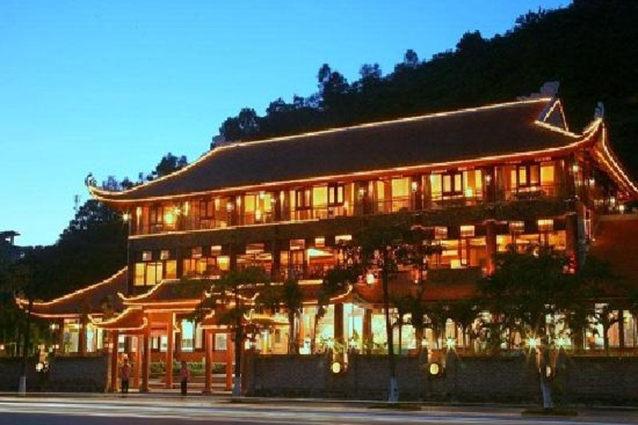 Halong Bay Vietnamese Dining" - A restaurant in Halong Bay offering delicious Vietnamese cuisine.