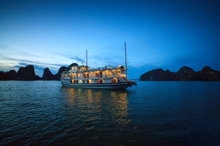 Overnight Cruise: Exploring the Spectacular Halong Bay in Vietnam with Hanoi Departure