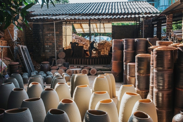 Step into a world where ancient traditions meet vibrant creativity, Wander through the colorful streets of Phu Lang ceramic village and discover the mesmerizing beauty of traditional houses