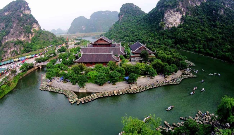 Cruise along the stream in Trang An area of Ninh Binh province tours in Vietnam