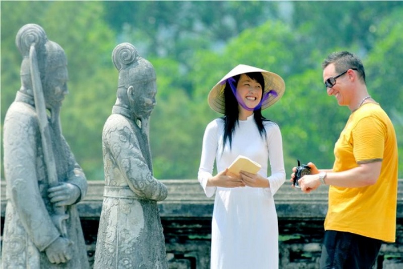 The guides will introduce you in detail to the culture, history, and life of the Vietnamese people - Vietnam travel agency