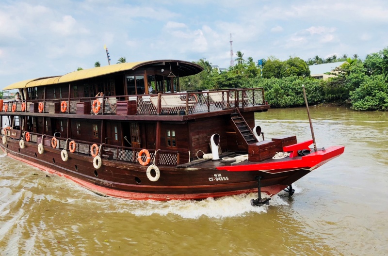 Cruise along the Mekong river and admire the spectacular sights