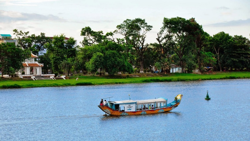 Multiple country tours to discover the Perfume river in Hue