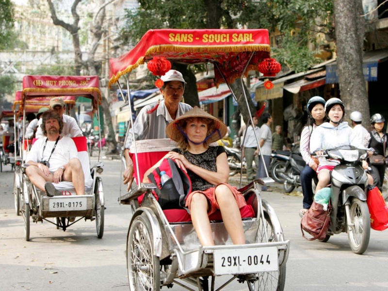 Traveling by rickshaw to soak in the lifestyle of Hanoians