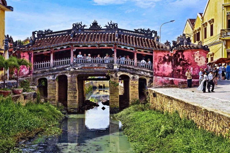 Take great pictures of the Japanese Covered Bridge during Hoian photo tour