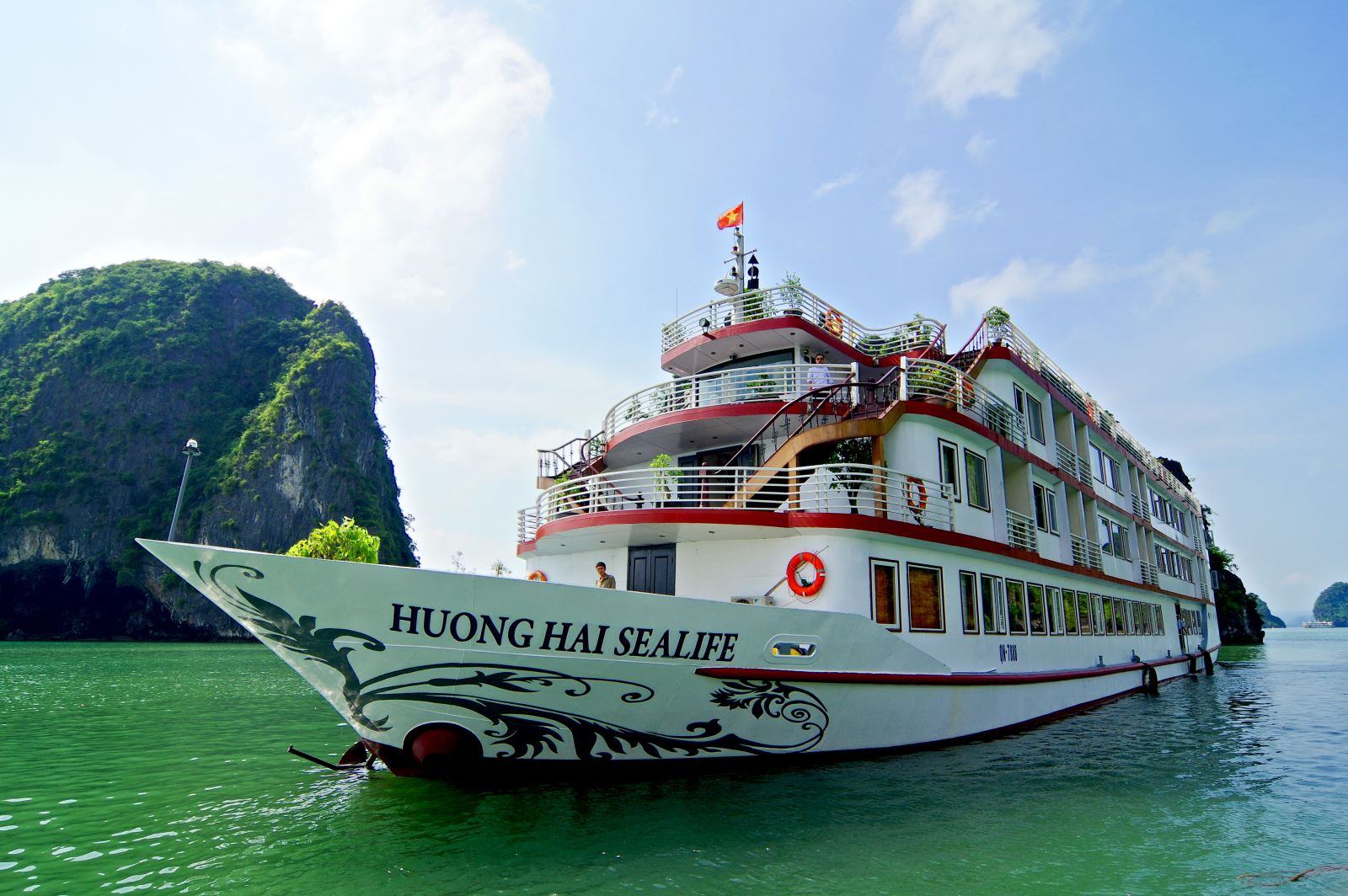 Halong Bay Cruises, Cruises in Halong bay, Vietnam Tonkin travel