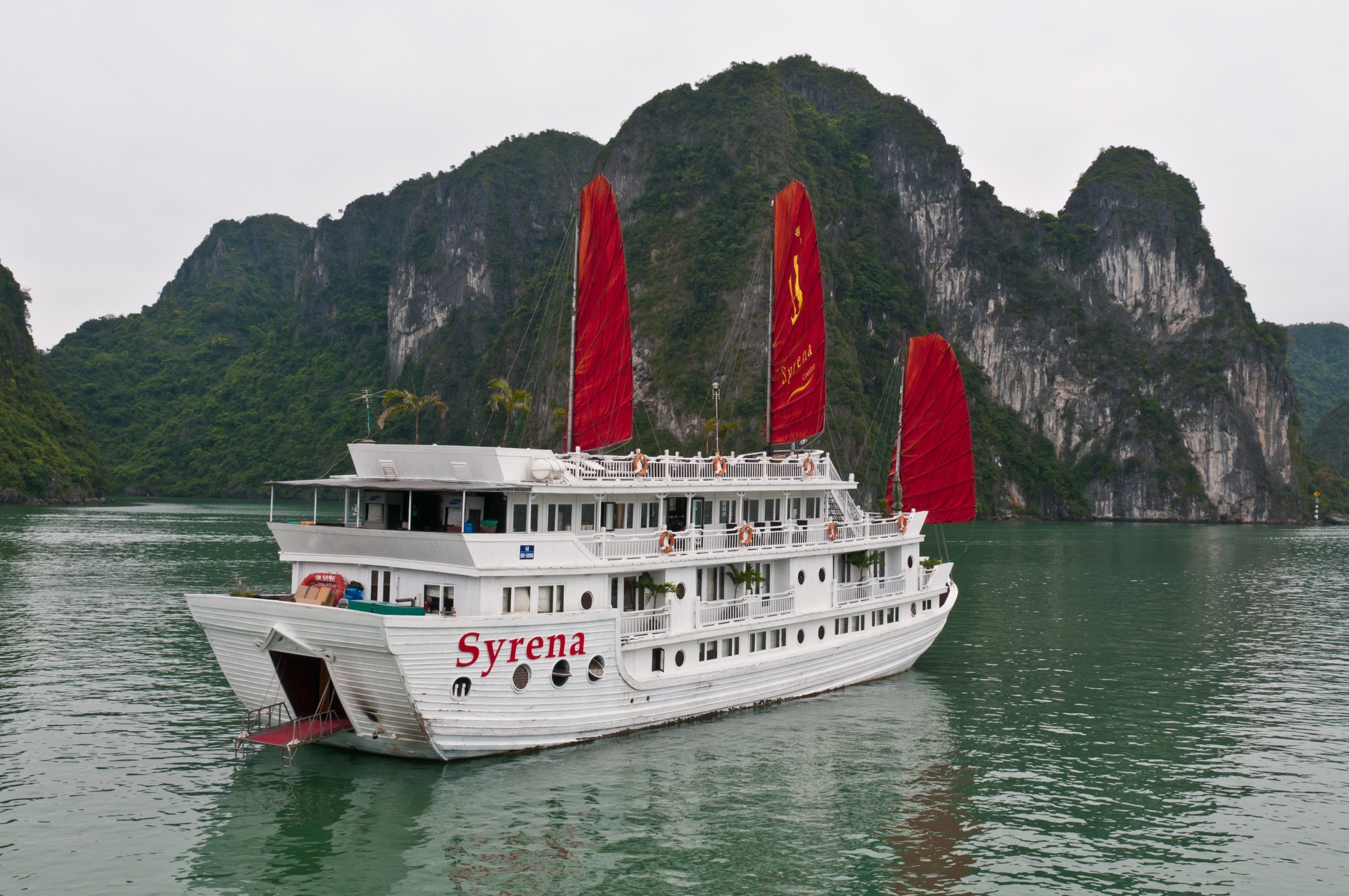 Take your vacation to the next level with an exquisite journey through Halong Bay