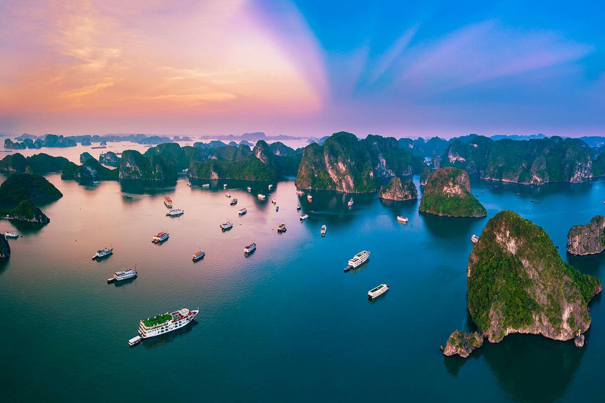 Experience the stunning sights and sounds of Halong Bay, Vietnam through our immersive tours that will leave you in awe