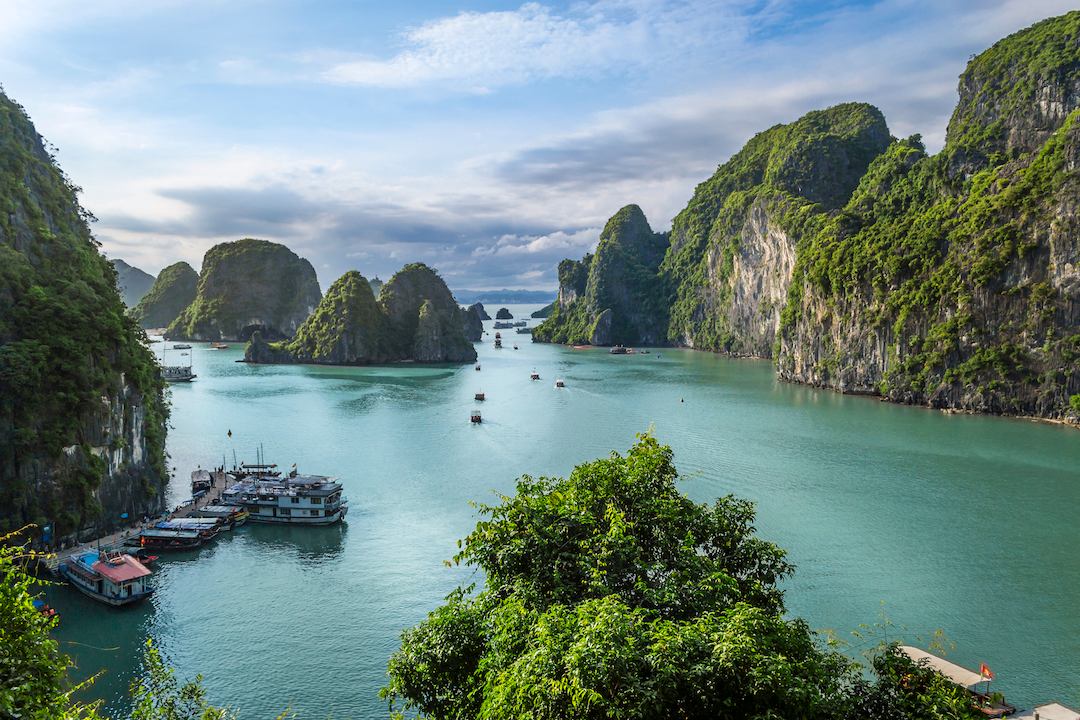 Dreaming of a trip to paradise - Look no further than Halong Bay, where majestic limestone islands and crystal clear waters await you