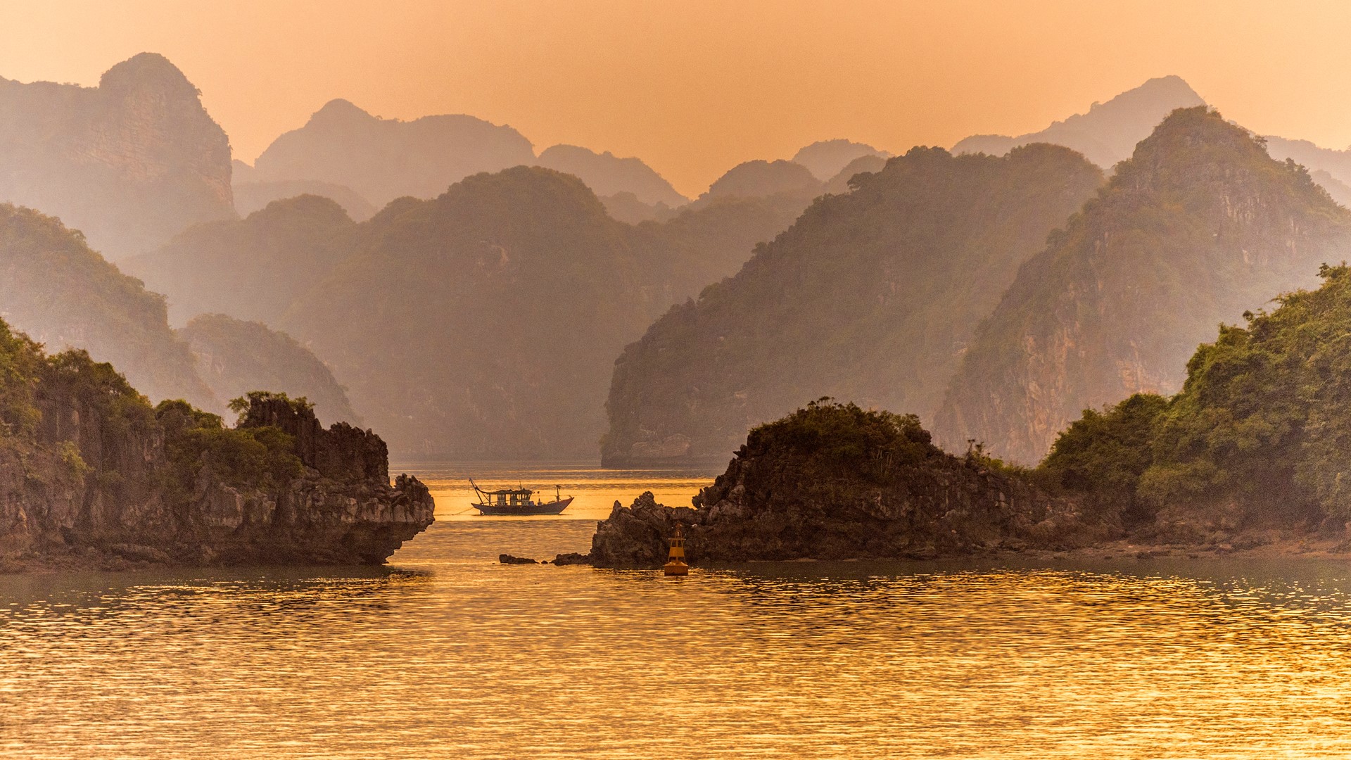 Experience the Breathtaking Beauty of Ha Long Bay