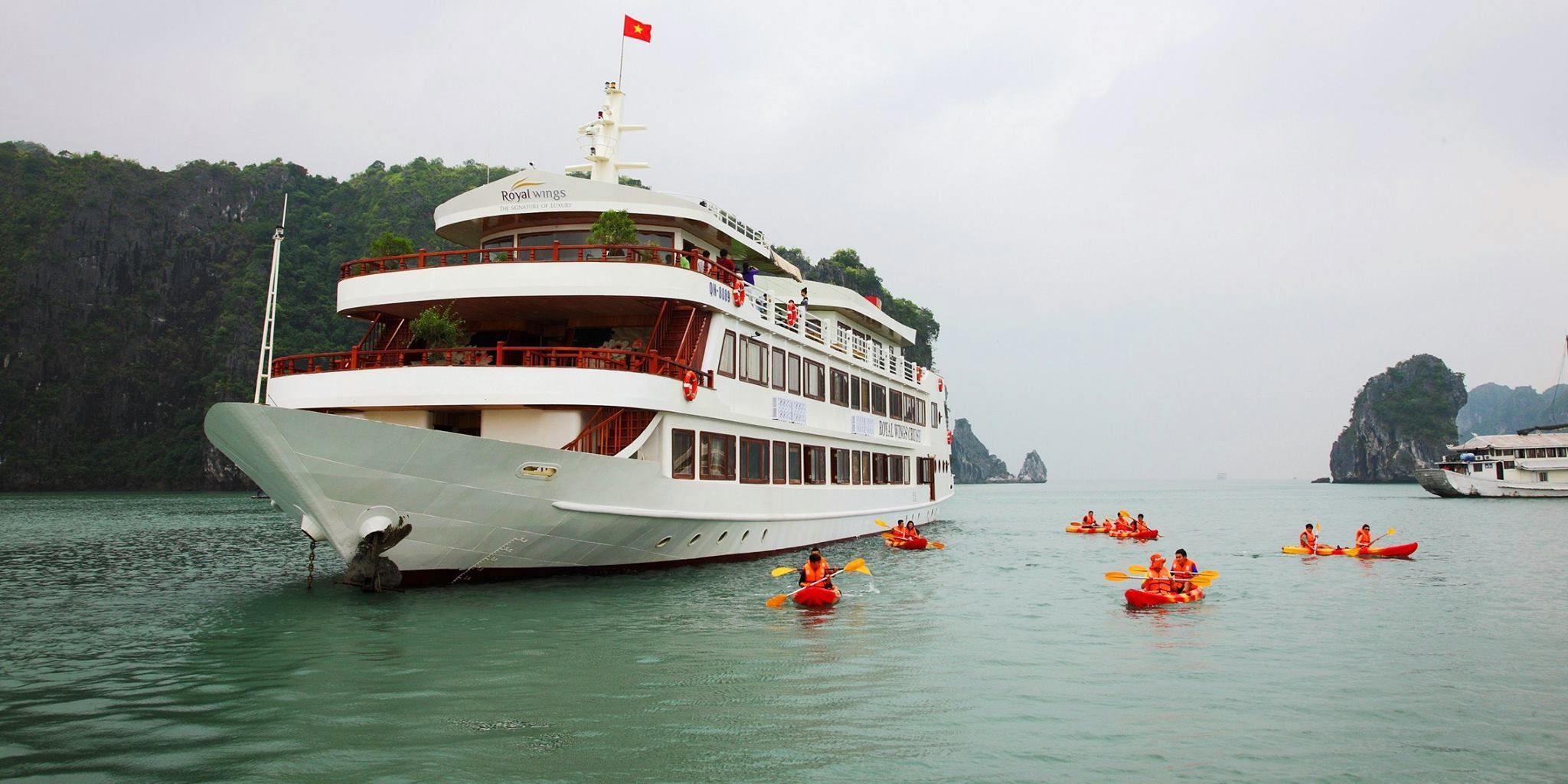 Embark on an unforgettable journey through the breathtaking landscapes and stunning islands of Halong Bay on a luxurious cruise