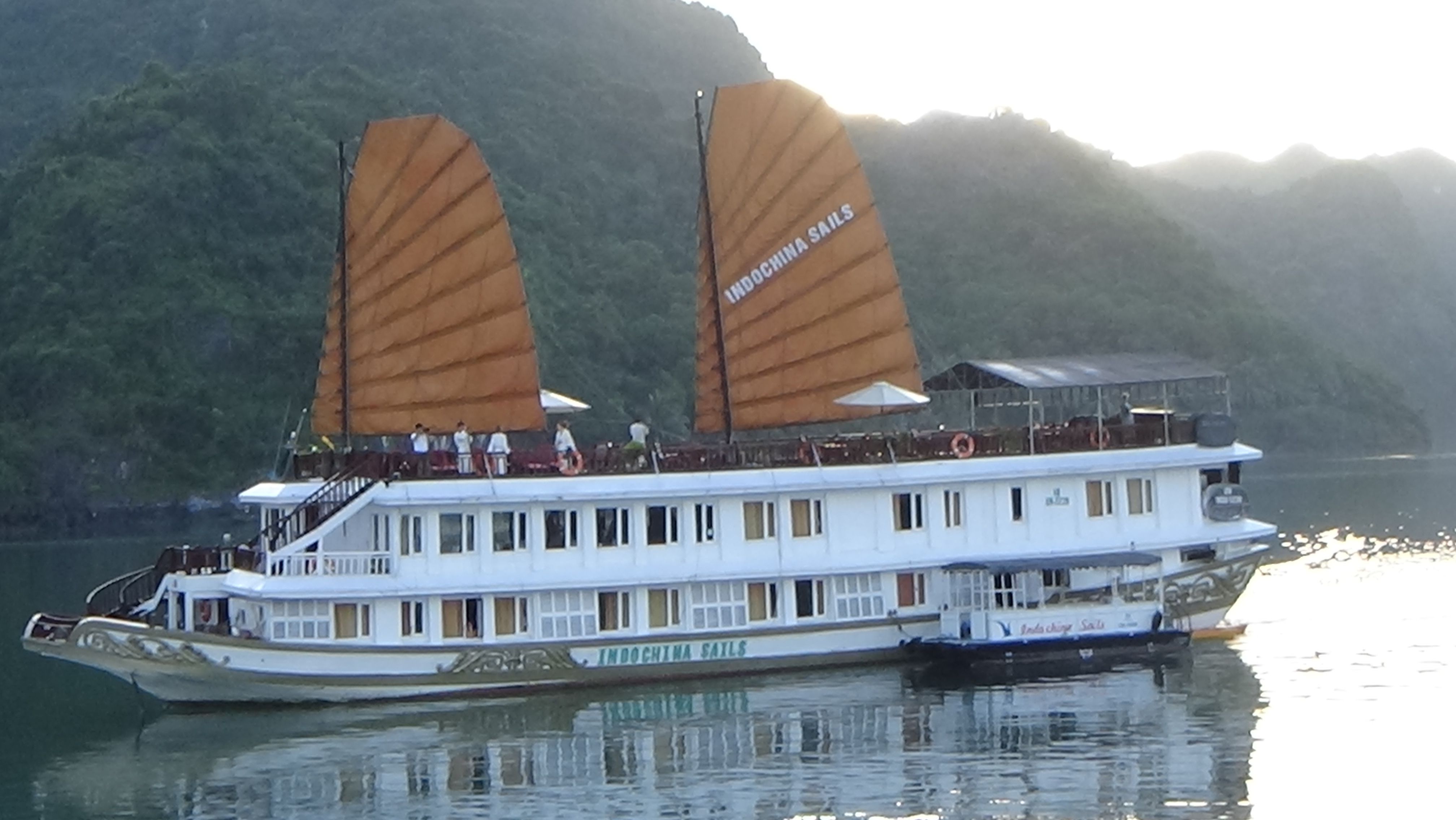 Experience the Wonders of Halong Bay with Unforgettable Boat Trip