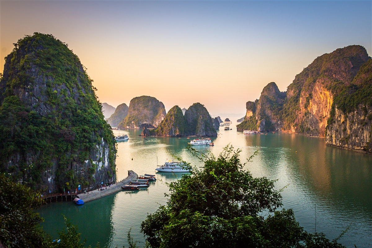 Discover the Breathtaking Beauty of Halong Bay, Vietnam
