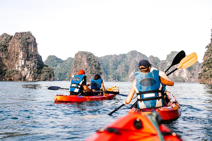 Kayaking in Halong Bay – Exciting experience to explore the nature