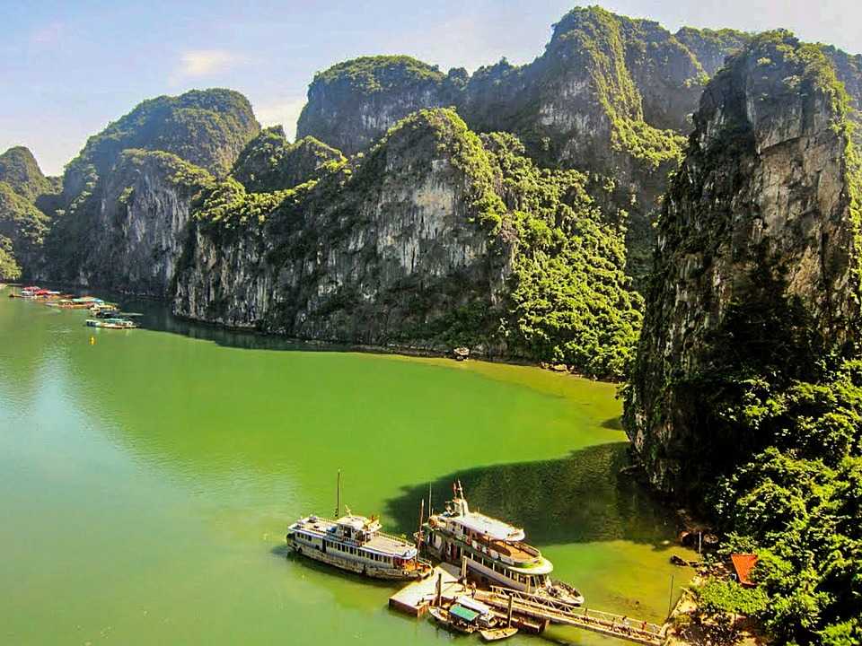 Discover the Enchanting Beauty of Halong Bay, Vietnam