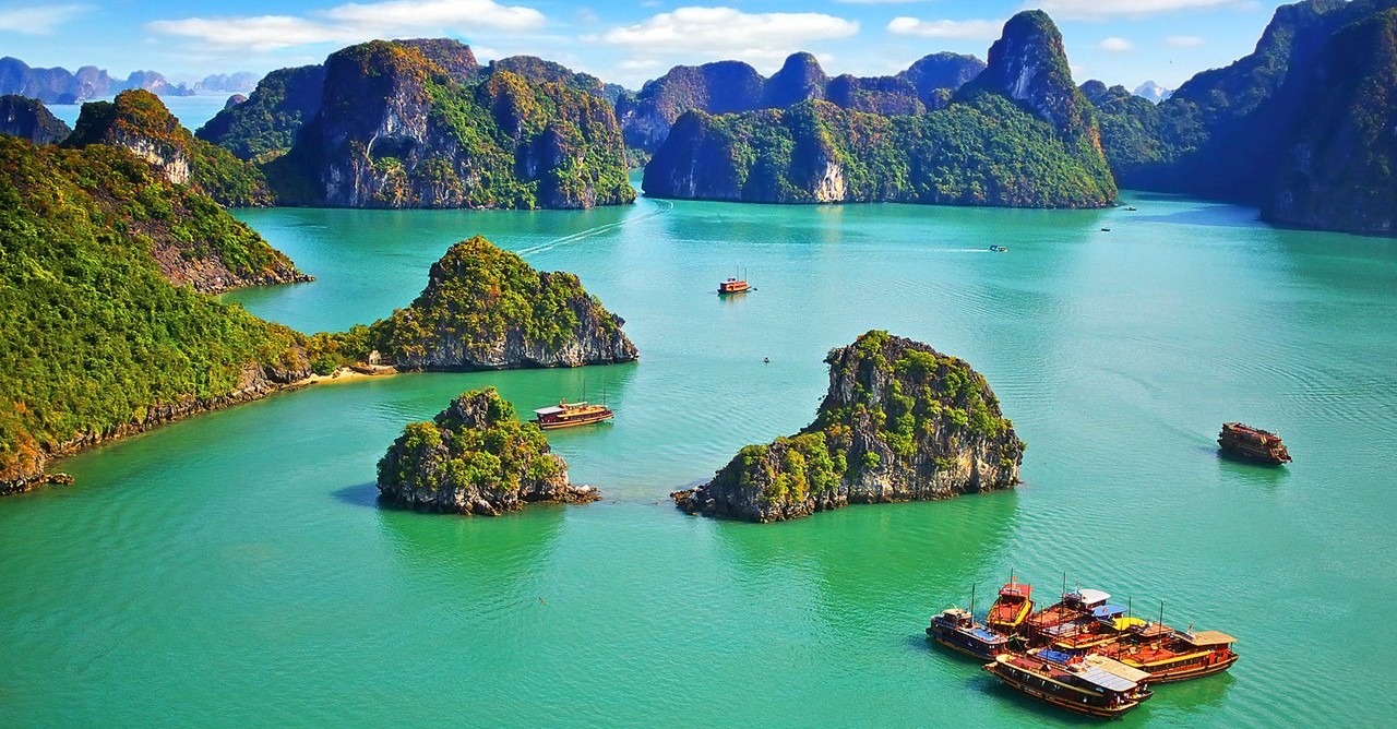 Vietnam Group Tour Packages: Halong Bay, Vietnam