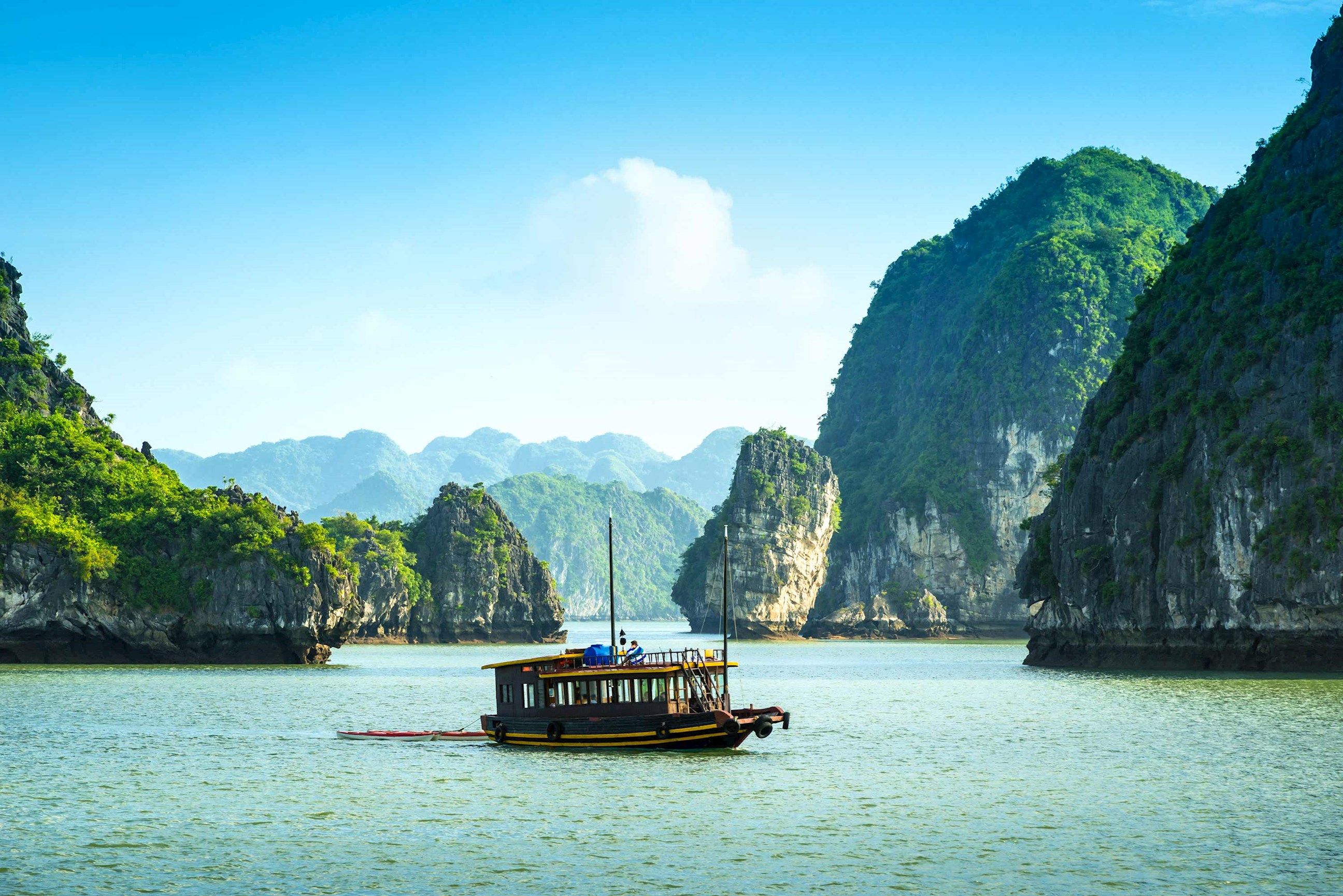 Highlights of Vietnam Tour: Halong Bay