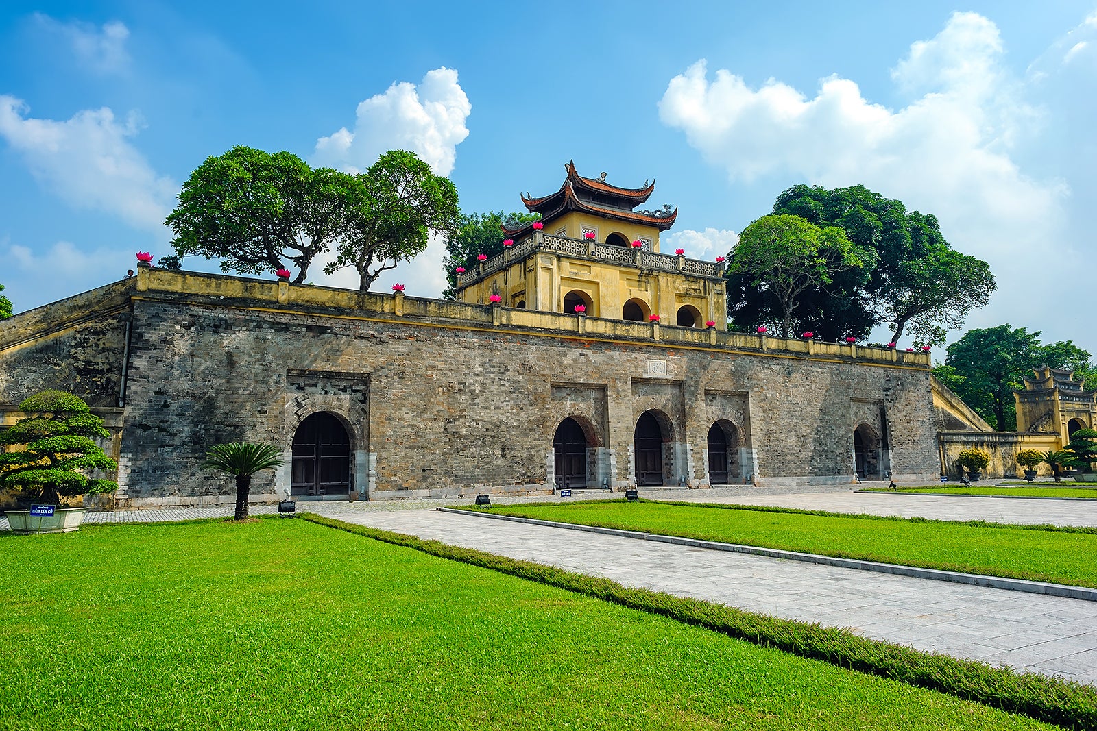 Explore Hanois history and beauty like never before - visit the iconic landmarks of this amazing city and let yourself be taken away with its rich heritage - Travelling in Hanoi