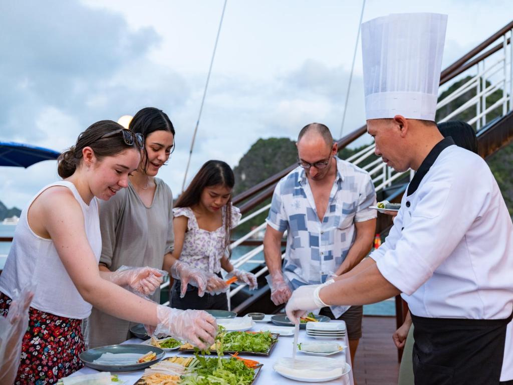 Savoring the Cuisine in Halong Bay - halong tour
