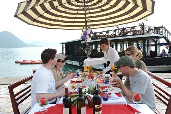 Come satisfy your cravings for the freshest seafood at Halong Bay 