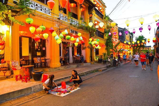 Come lose yourself in the mesmerizing beauty of Hoi An