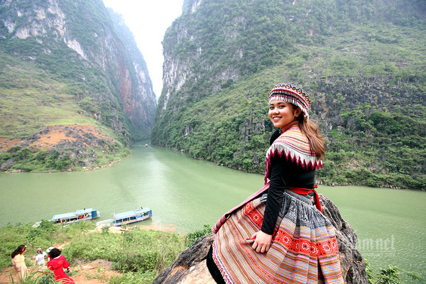 Let the majestic beauty of Nho Que in Ha Giang take you on a journey