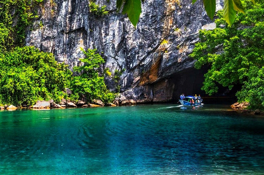 Let the beauty of Phong Nha Lake take your breath away