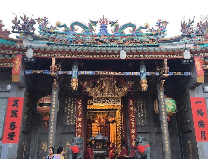 Explore the divine enchantment of the Jade Emperor Pagoda and be inspired by centuries of unforgettable stories and mythical culture