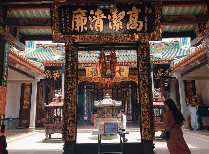 The beauty of the Jade Emperor Pagodas intricate architecture and design is awe-inspiring