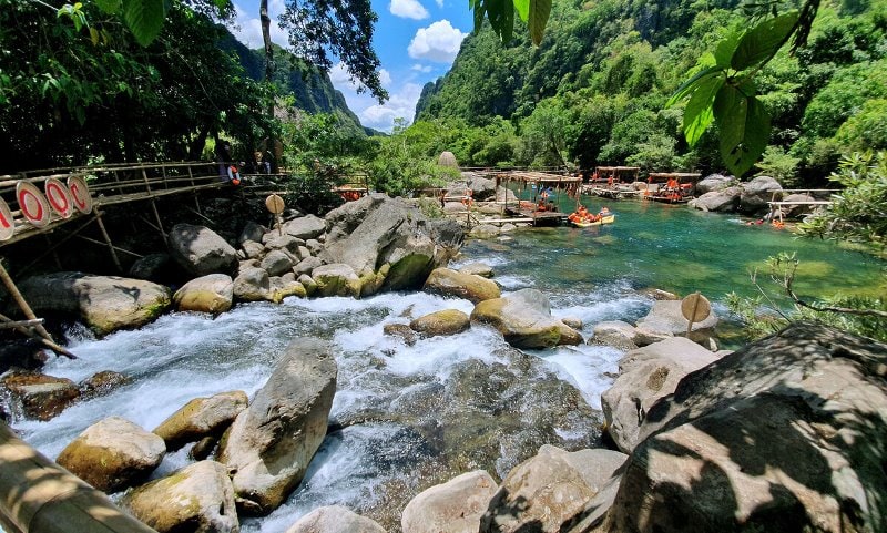 Trek to Nuoc Mooc Stream - Phong Nha Ke Bang National Park