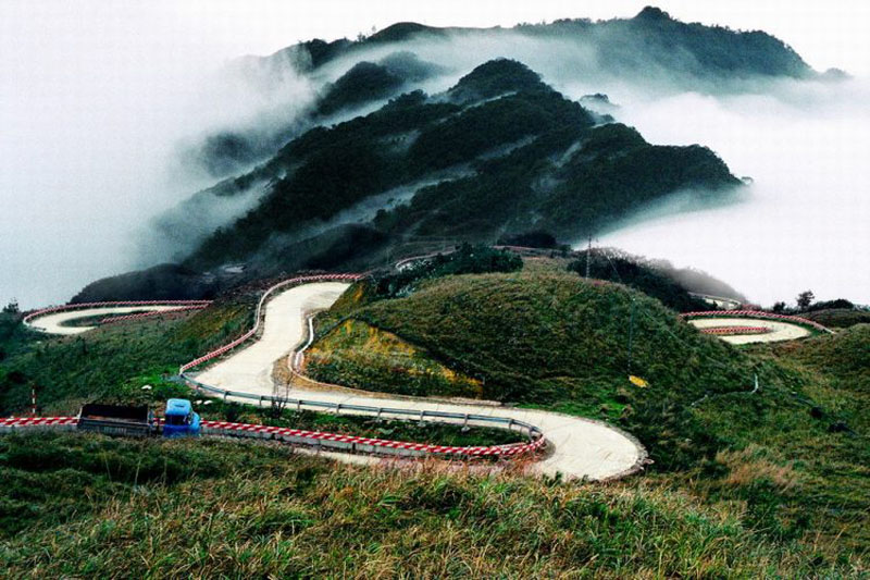 Take in the beauty of Hai Van Pass - hoi an to hue day trip