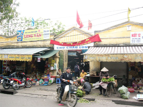 Come explore the vibrant atmosphere of Chau Long Market