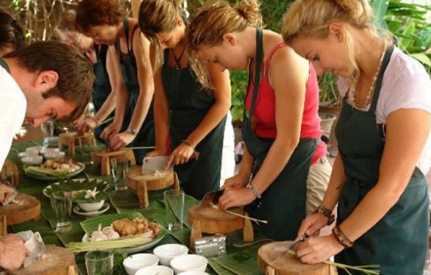 Get creative and explore the vibrant culture of Hanoi with cooking classes! Learn how to make delicious meals that will take your taste buds on an unforgettable journey