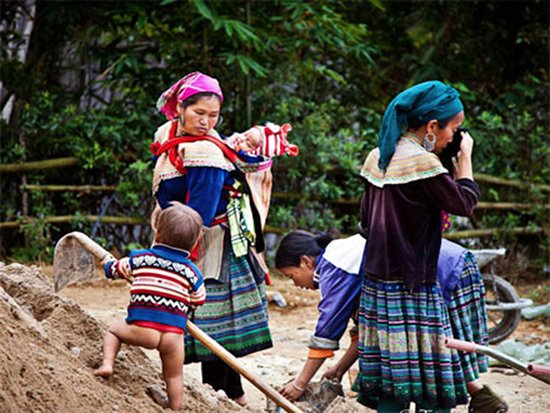 Explore the vibrant culture of the Flower Hmong people in Bản Phố Village in Bac Ha Town. 
