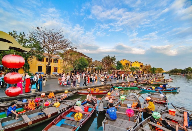 Explore the beautiful streets of Hoi An Ancient City and experience this unique piece of history firsthand - vietnam travel package