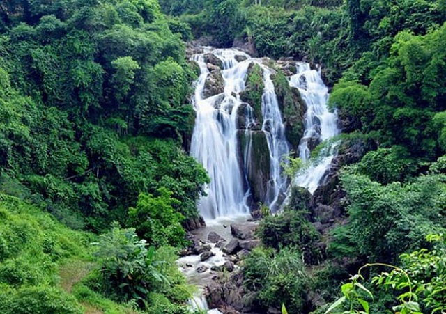 Take a leap of faith and take a plunge into the captivating beauty of Go Lao Waterfall in Mai Chau Valley