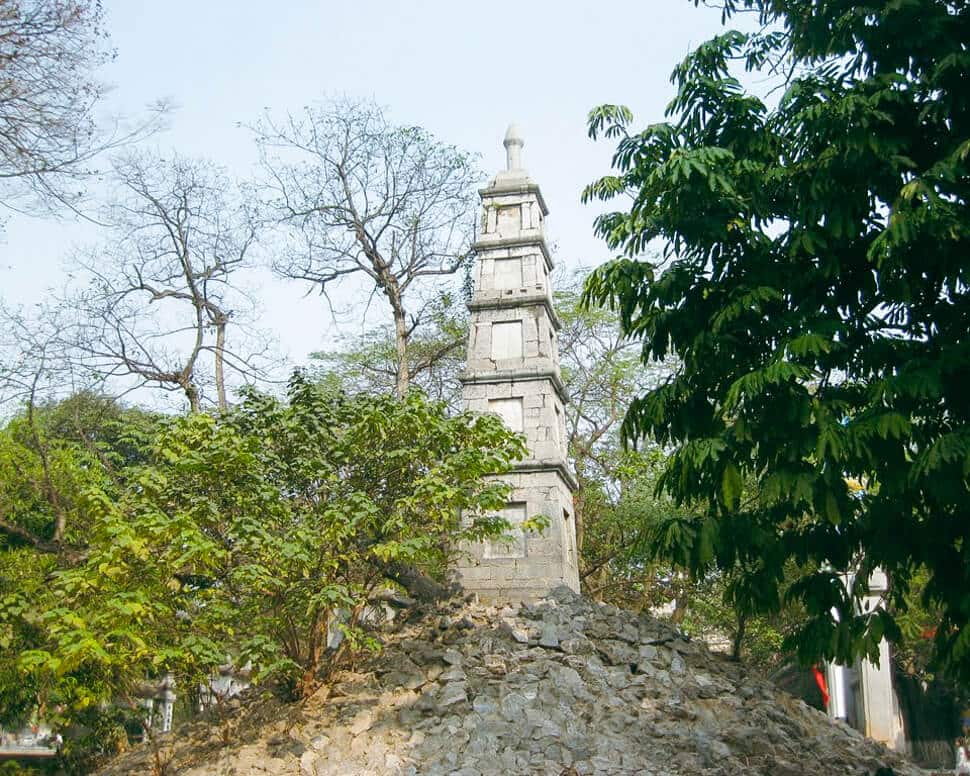 The Pen Tower emphasizes the value of literature - Ngoc Son Temple
