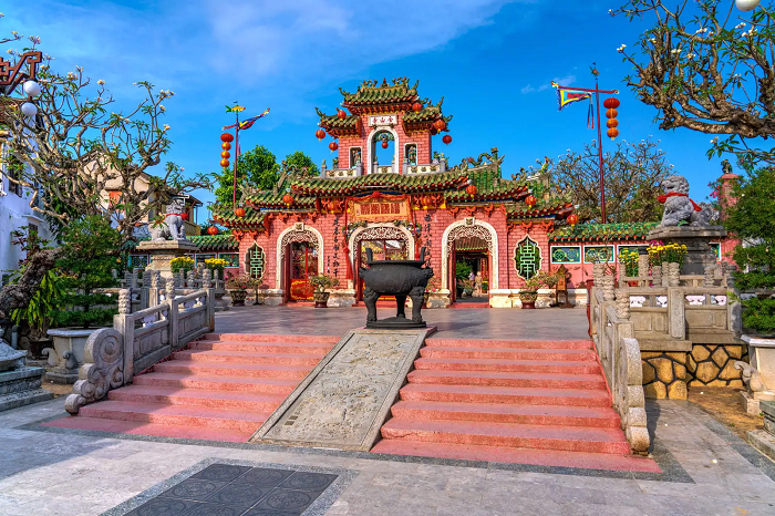 Searching for wondrous and spiritual places, Look no further than Fujian Assembly Hall in Hoi An
