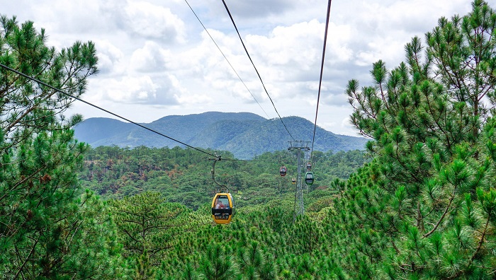 Step into a world of beautiful sights with the unforgettable perspective that Tuyen Lam cable car offers