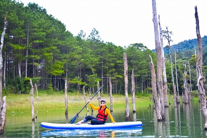 Replenish your soul and take in the beauty of Tuyen Lam by exploring its serene lakes by kayak