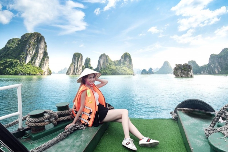 Let Ha Long Bay take your breath away, Theres no better way to explore the majestic beauty of Vietnam's coast line than by taking a tour of this enchanting UNESCO World Heritage Site - itineraries Vietnam