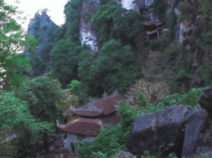 Discover the Tranquil Beauty of Bich Dong Pagoda