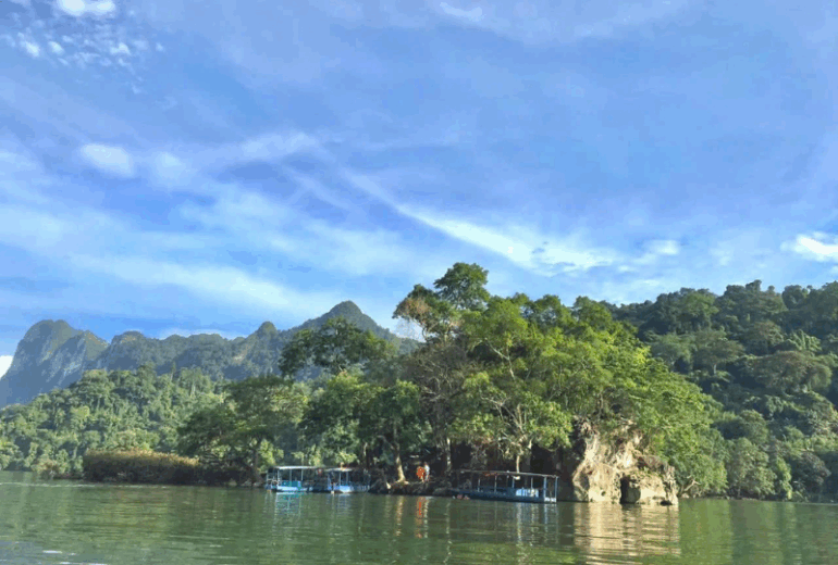 Boat Tour to visit Ba Be Lake – Transfer to Cao Bang city – Overnight in Cao Bang