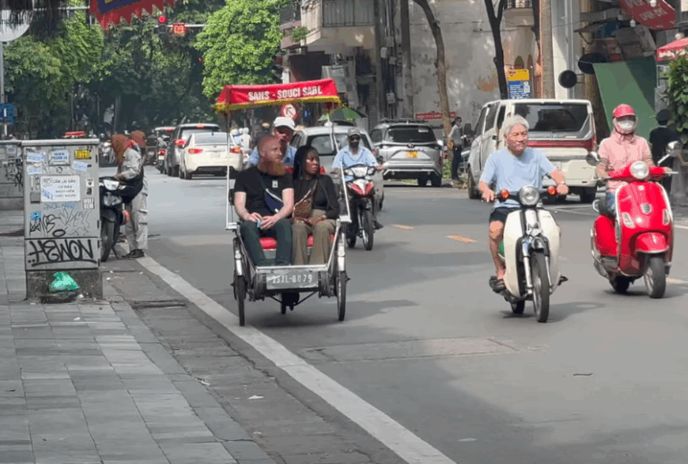 Hanoi – Wake up today local way!