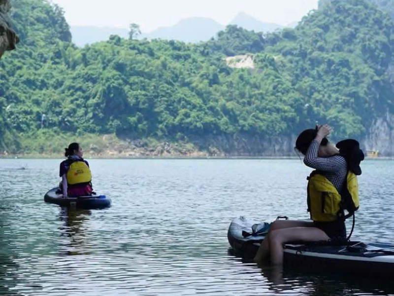 Kayaking in Cat Ba Island