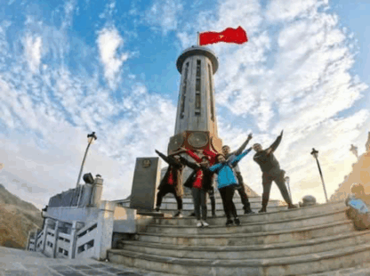 Meo Vac Market – Ma Pi Leng Pass – Lung Cu Flagtower – Don Cao bunker – Overnight in Dong Van