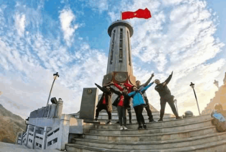 Meo Vac Market – Ma Pi Leng Pass – Lung Cu Flagtower – Don Cao bunker – Overnight in Dong Van